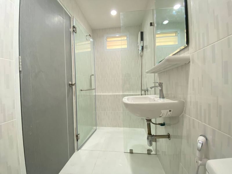 พร้อมอยู่ ให้เช่าบ้านเดี่ยวรีโนเวทใหม่ ราคา95,000 บาท ต่อเดือน Passorn Prestige Pattanakarn 38 : ภัสสร เพรจทีส พัฒนาการ 38 ทำเลดี เข้าออกได้หลายทาง