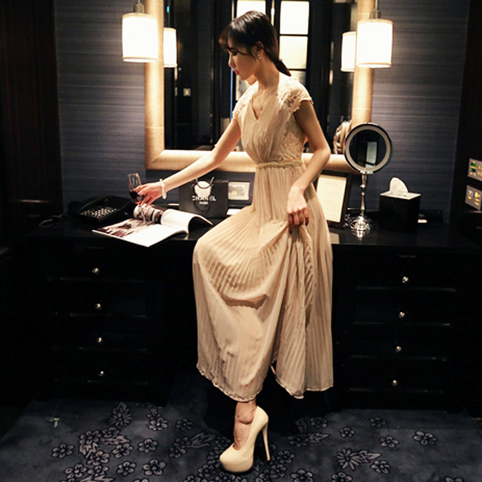 maxi dress-เดรสยาว ผ้าชีฟอง คอวี แต่งลูกไม้ สีกากี อัดพลีททั้งชุด ใส่ทำงาน เที่ยว ใส่ออกงานได้ สวยๆ Asia Street Fashion