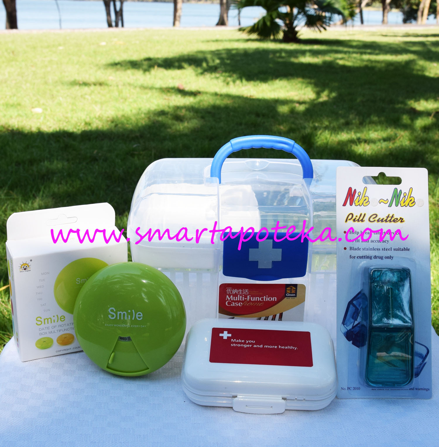 PK MED กล่องใส่ยาสามัญประจำบ้าน Size "S" (น้ำเงิน) + ตลับใส่เม็ดยา smile candy (สีเขียว) + ตลับใส่เม็ดยาพยาบาล (สีขาว/แดง) + ที่ตัดเม็ดยา (สีเขียว/น้ำเงิน)
