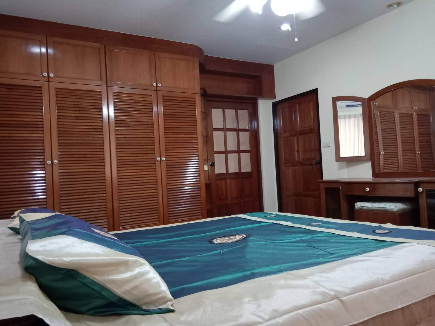 ให้เช่าทาวน์เฮ้าส์ 2 ชั้น หัวมุมถนน อยู่ในหมู่บ้าน กาญจนา ซอย จ่าบัน ศรีราชา 4 ห้องนอน 35,000 /ต่อเดือน