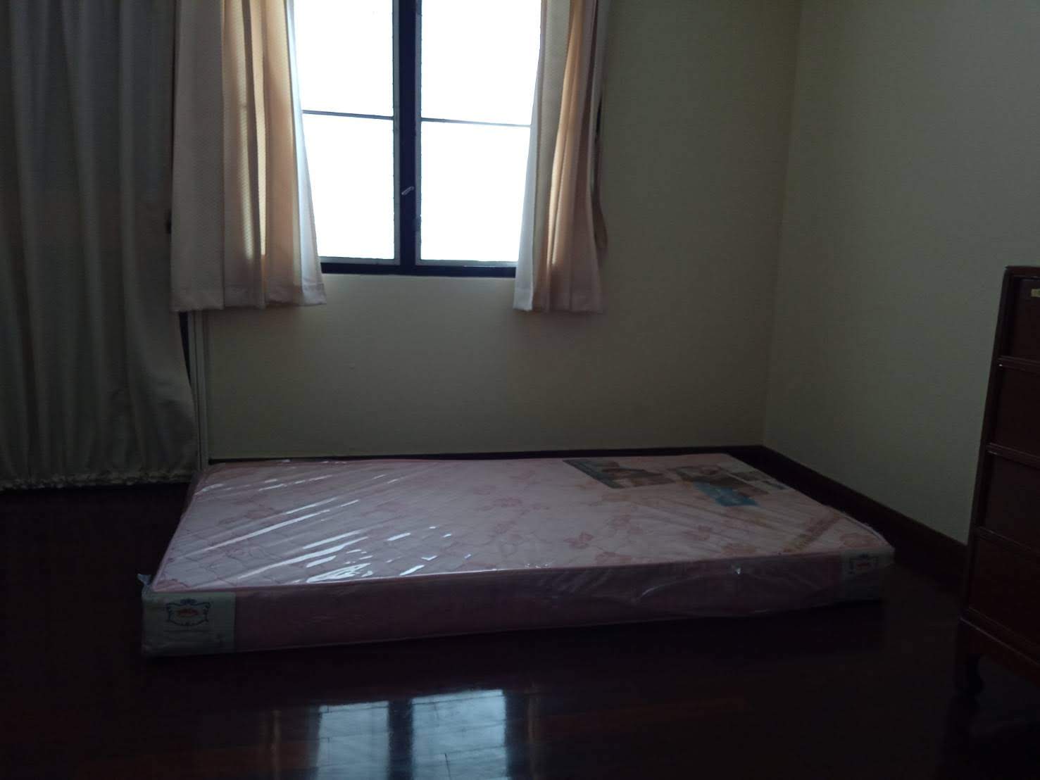 ให้เช่าทาวน์เฮ้าส์ 2 ชั้น หัวมุมถนน อยู่ในหมู่บ้าน กาญจนา ซอย จ่าบัน ศรีราชา 4 ห้องนอน 35,000 /ต่อเดือน