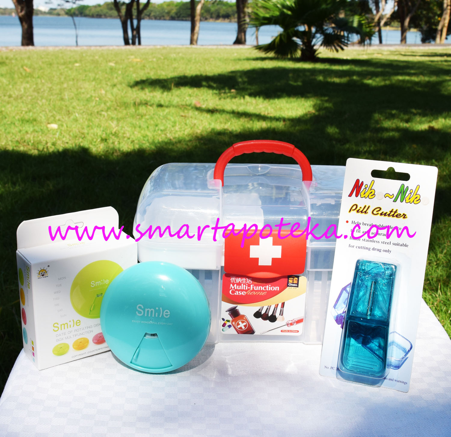 PK MED กล่องใส่ยาสามัญประจำบ้าน Size "S" (แดง) + ตลับใส่เม็ดยา smile candy (สีฟ้า) + ที่ตัดเม็ดยา (สีเขียว/น้ำเงิน)