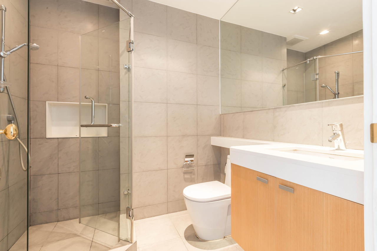 ให้เช่าคอนโด Athenee Residence (แอทธินี เรสซิเด้นซ์) 3 ห้องนอน 4 ห้องน้ำ 1 ห้องแม่บ้าน ขนาด 178 ตร.ม