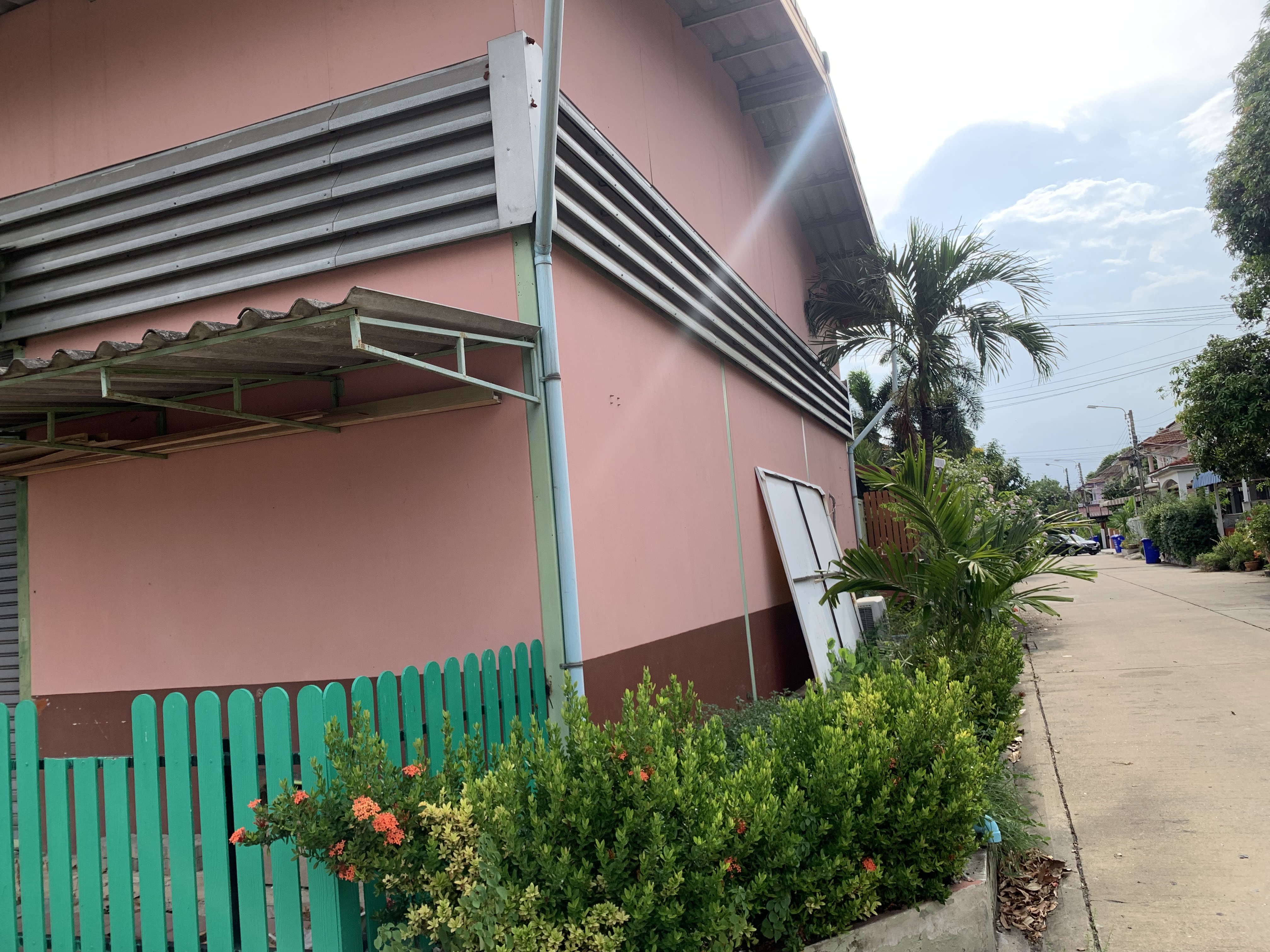 โกดังให้เช่า จ.สมุทรปราการ อยู่ใน ม. ออคิดวิลล่า ต. บางเสาธง จ.สมุทรปราการ ค่าเช่าเดือนละ 15,000 บาท