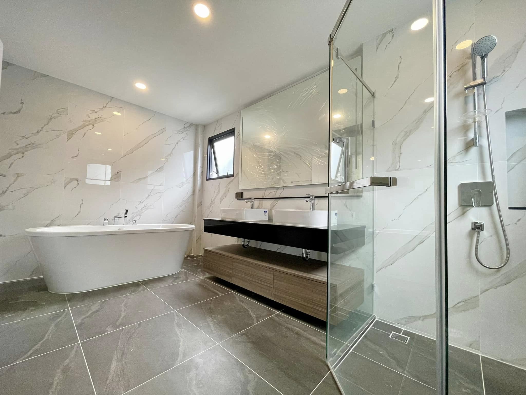 ให้เช่าบ้านเดี่ยว 2 ชั้น หมู่บ้าน THE CITY บางนา ✨ทำเลทอง✨ใกล้Mega Bangna และโรงเรียนนานาชาติชั้นนำ ห้องนอน : 6 ห้องนอน (รวมห้องแม่บ้าน) ห้องน้ำ : 7