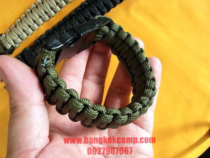 สายรัดข้อมือ (สีเขียว) Survival 550 PARACORD BRACELET ถักจากเชือกพาราคอด PARACORD550 รุ่นใหม่มีแท่งจุดไฟ+นกหวีด สีเขียว