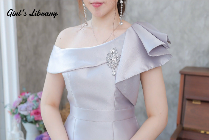ชุดออกงาน/ชุดไปงานแต่งงานสีเทา ไหล่เฉียง เข้ารูป ลุคเรียบหรู สวยสง่า