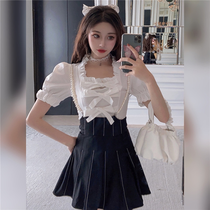 พรีออเดอร์ : ชุดเซ็ทแฟชั่น เสื้อเชิ้ตสีขาวแขนตุ๊กตาประดับโบว์ด้านหน้า และ กระโปรงเอี๊ยมแต่งสายมุกตามแบบ (ราคาแยกชิ้น)