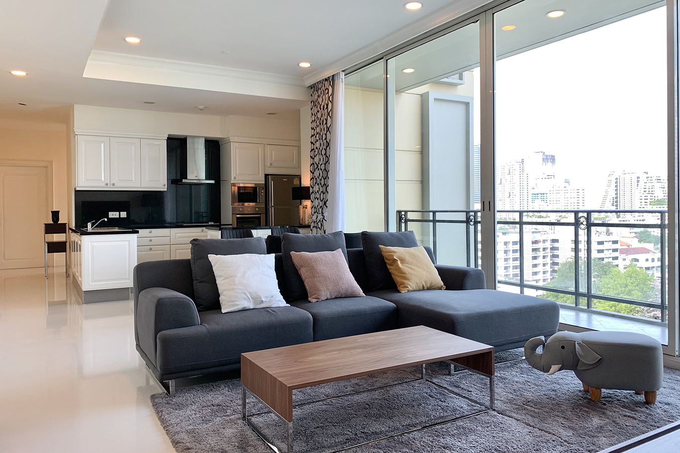ให้เช่าคอนโด Royce Private Residences (รอย์ช ไพรเวท เรสซิเดนซ์ส) 2 ห้องนอน 2 ห้องน้ำ ขนาด 111.33 ตรม
