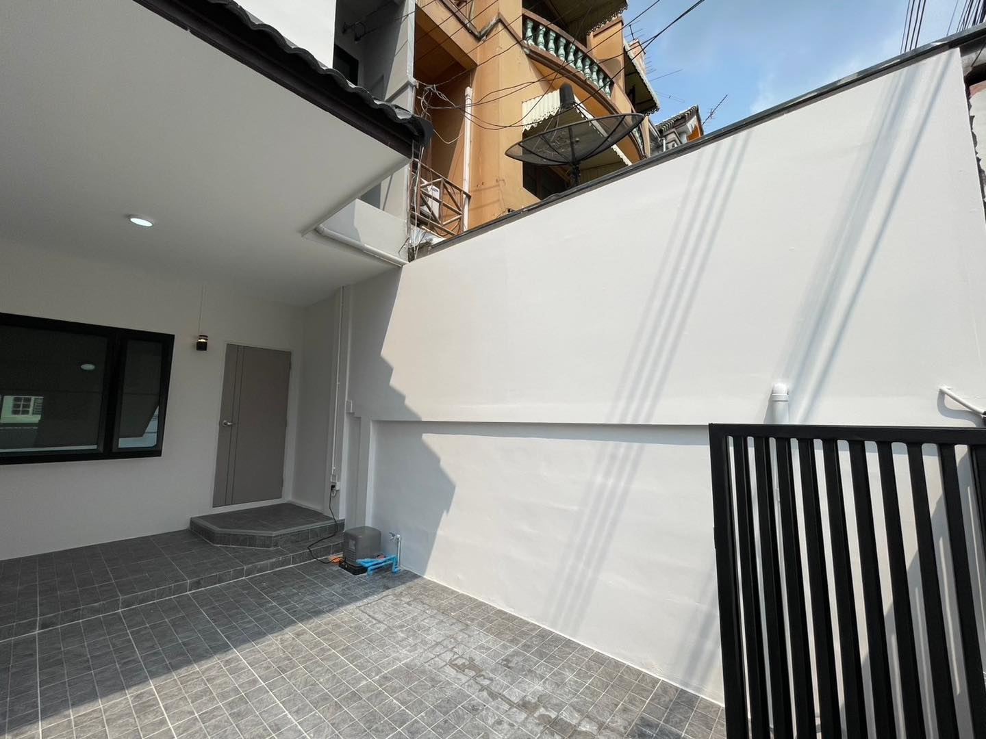 ขายทาวน์โฮม 3 ชั้น โครงการหมู่บ้านลัลลี่วิลล์ ลำลูกกา-คลอง 1 ราคาเพียง 2,290,000 บาท ฟรีโอน