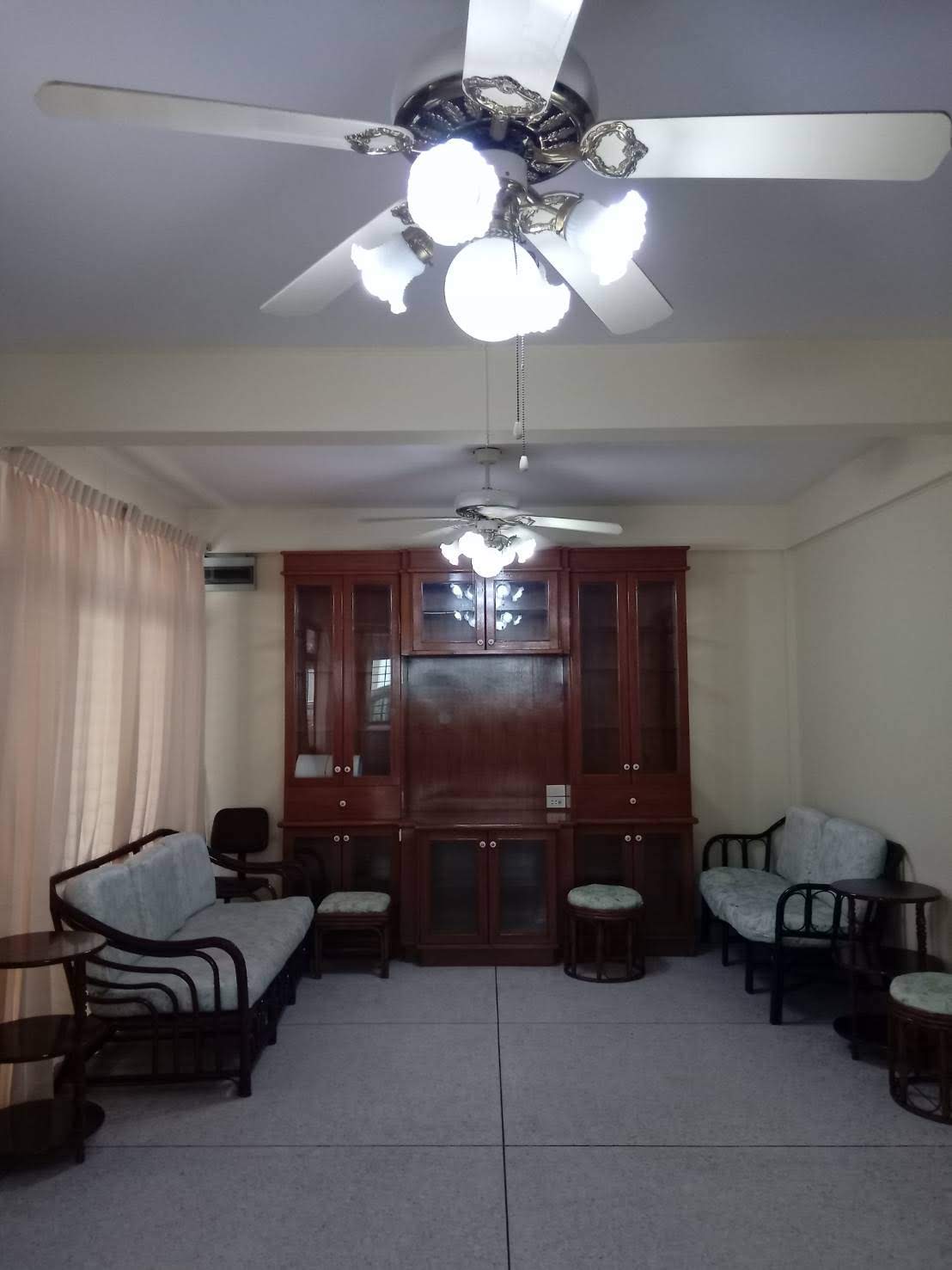 ให้เช่าทาวน์เฮ้าส์ 2 ชั้น หัวมุมถนน อยู่ในหมู่บ้าน กาญจนา ซอย จ่าบัน ศรีราชา 4 ห้องนอน 35,000 /ต่อเดือน