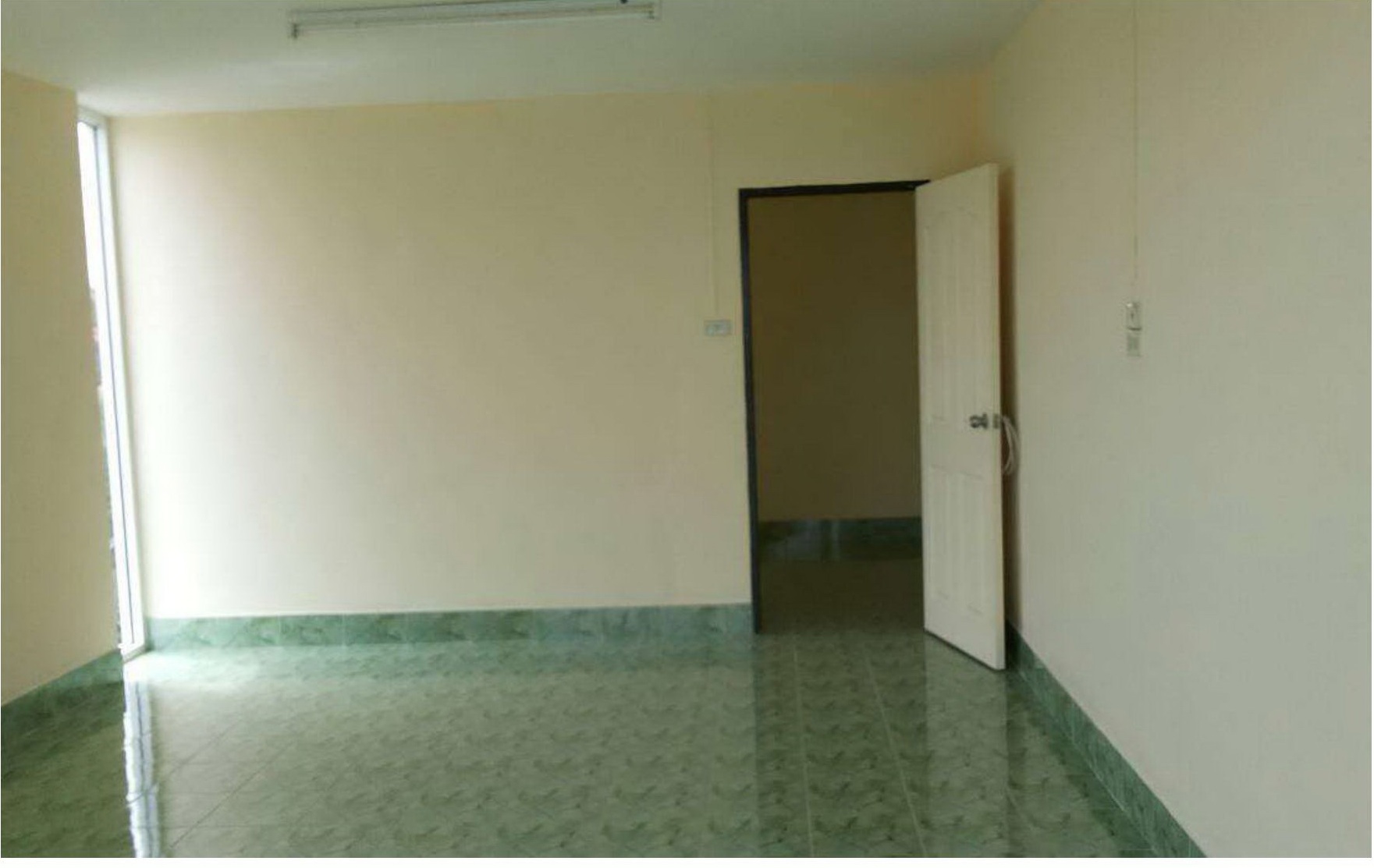 ขายตึกแถว อาคารพาณิชย์ 3 ชั้น ที่ศรีราชา เนื้อที่ตึก 24 ตารางวา ยังไม่รวมห้องครัวซึ่งต่อเติมพร้อมอยู่อาศัยได้