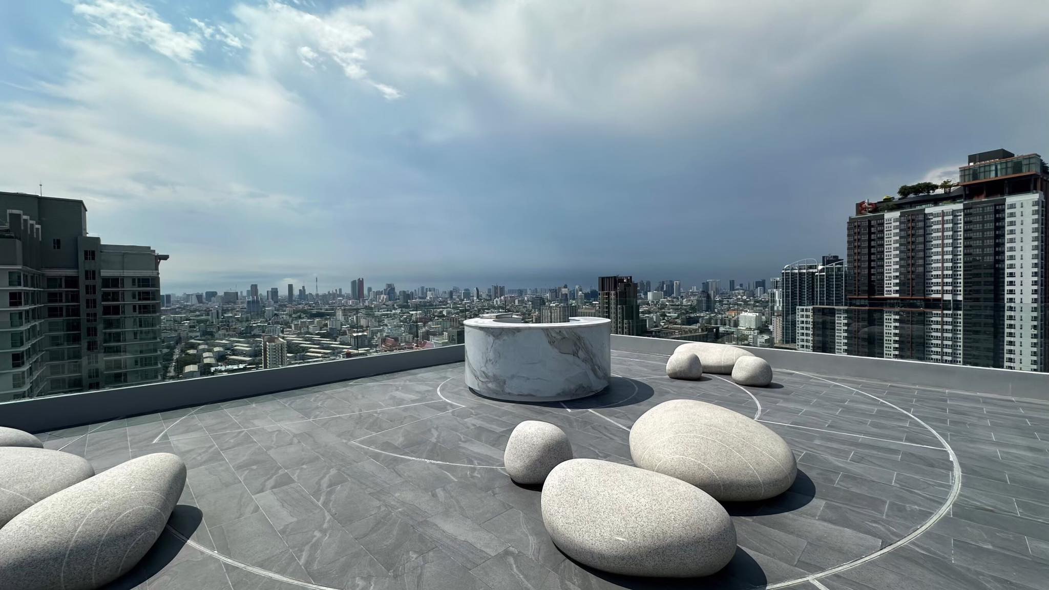 🔥 ห้ามพลาด! ให้เช่า SOHO Bangkok Ratchada คอนโดหรูสไตล์มูจิ ห้อง Duo 2 ชั้น วิวสวย ใกล้ MRT ห้วยขวาง เพียง 200 ม.! 🔥