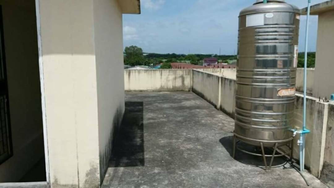 ขายตึกแถว 2 ชั้นครึ่ง พร้อมคนเช่า ที่ดิน 16 ตรว ค้าขายได้ จอดรถหน้าร้านได้ ถนน บ้านบน เนินพยอม