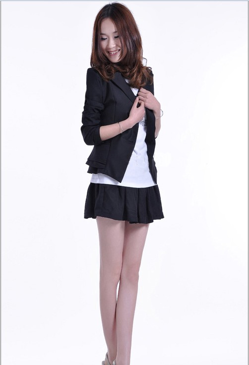 Suit สูทตัวสั้น สีดำ ไหล่ยกสูง ช่วงหลังเสื้อแต่งเป็นระบาย น่ารัก สำหรับสาวมั่น สาวออฟฟิต