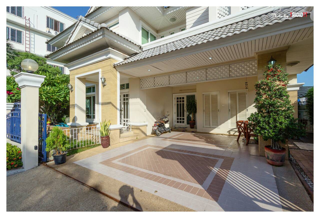 ขายบ้านเดี่ยว 2 ชั้น หมู่บ้านไชยลดา ถนนรามคำแหง ( ซอย มีสทีน ) 3 ห้องนอน 3 ห้องน้ำ (มีห้องคนรับใช้แยกส่วนต่างหาก) เนื้อที่101ตร.ว