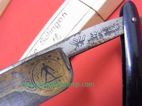 มีดโกนเยอรมัน ด้ามดำ SOLINGEN MADE IN GERMANY โลโก้ทอง ยังติดอยู่.ด้ามไม่แตก ไม่ร้าว .ใหม่เก่าเก็บ สภาพสมบูรณ์ หายาก