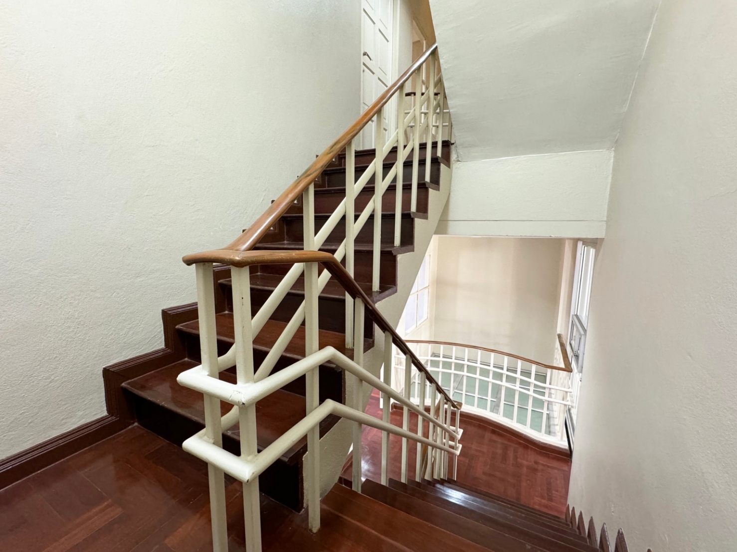 ขาย / ให้เช่าทาวน์เฮ้าส์ 4 ชั้น เนื้อที่ 31.5 ตร.วา พื้นที่ใช้สอยกว่า 300 ตร.เมตร หมู่บ้านวราธรวิลล์ พัฒนาการ 44 พร้อมอยู่