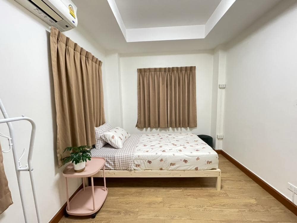 ให้เช่า ทาวน์เฮ้าส์ 3 ชั้น + ดาดฟ้า ใกล้ MRT รัชดาภิเษก ทำเลใจกลางรัชดา เดินเพียง 5 นาทีถึง MRT รัชดาภิเษก