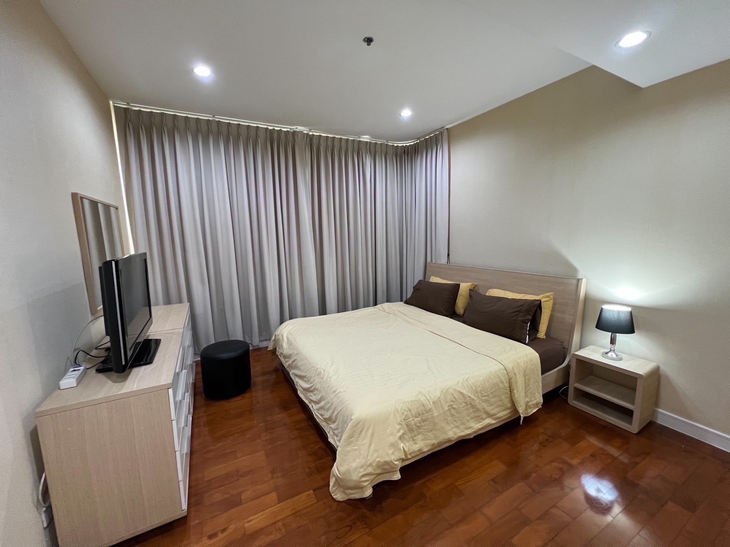 ให้เช่าคอนโด Baan Siri 24 : บ้าน สิริ ทเวนตี้โฟร์ ห้องแต่งครบพร้อมเอยู่ 1 ห้องนอน 1 ห้องน้ำ ขนาด 60 ตรม ชั้น 8