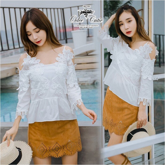 เสื้อลูกไม้สีขาว สายเดี่ยว ไหล่เว้า สวยเก๋ น่ารัก ดูดี