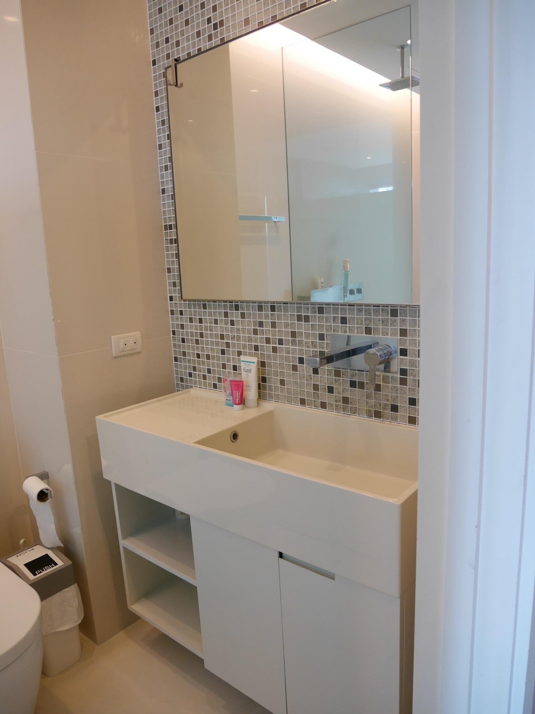 ให้เช่าคอนโด The Room Sukhumvit 21 (เดอะ รูม สุขุมวิท 21) 2 ยูนิต ห้องตกแต่งพร้อมเข้าอยู่ คอนโดใจกลางอโศก เยื้องตึกแกรมมี่