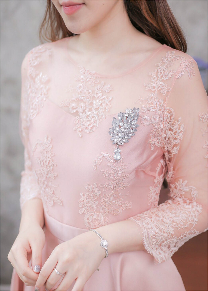 ชุดออกงาน/ชุดไปงานแต่งงานสีชมพูโรสโกลด์ แต่งโบว์ด้านหลัง แขนสีส่วน กระโปรงบาน แนวสวยหวาน เรียบหรู ดูดี