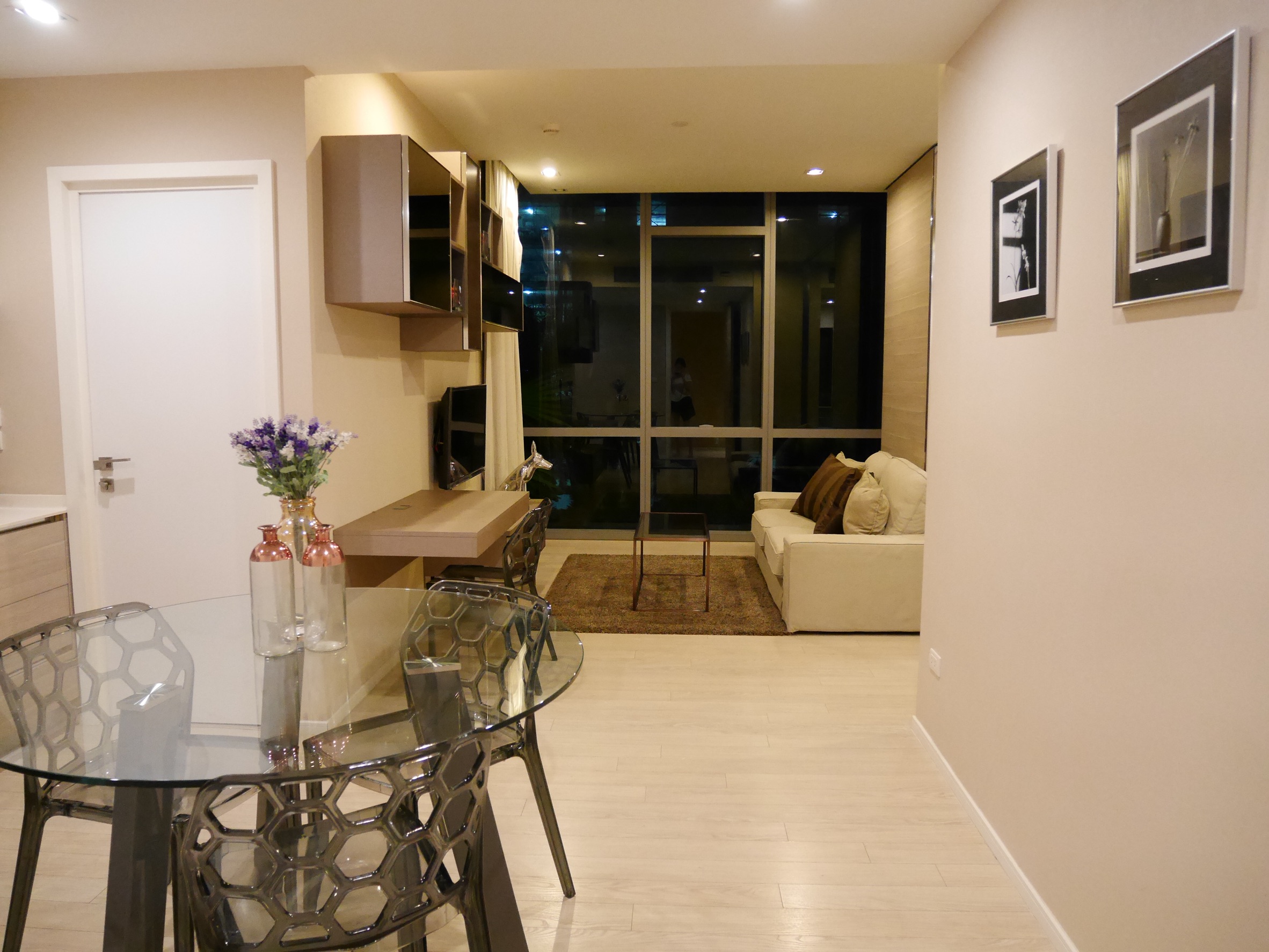 ห้เช่าคอนโด The Room Sukhumvit 21 (เดอะ รูม สุขุมวิท 21 อโศก ) 1 ห้องนอน 1 ห้องน้ำ ขนาด 50 ตรม