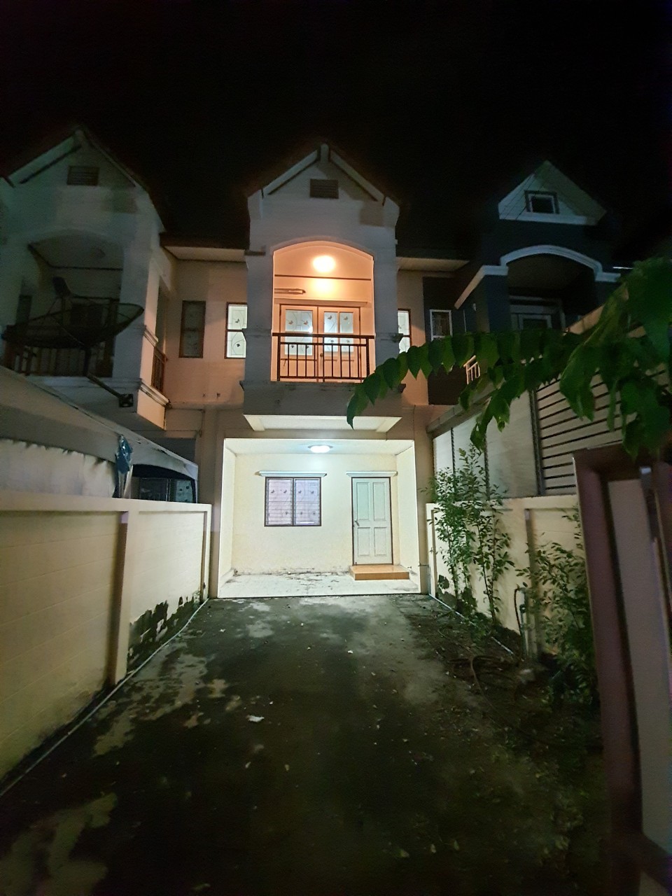 ให้เช่าทาวน์เฮ้าส์ 2 ชั้น หมู่บ้านกานต์มณีพาร์ค บางกรวย - ไทรน้อย 2 ห้องนอน 2 ห้องน้ำ 1 จอด (ในหมู่บ้านมีคลับเฮ้าส์ ให้บริการ)