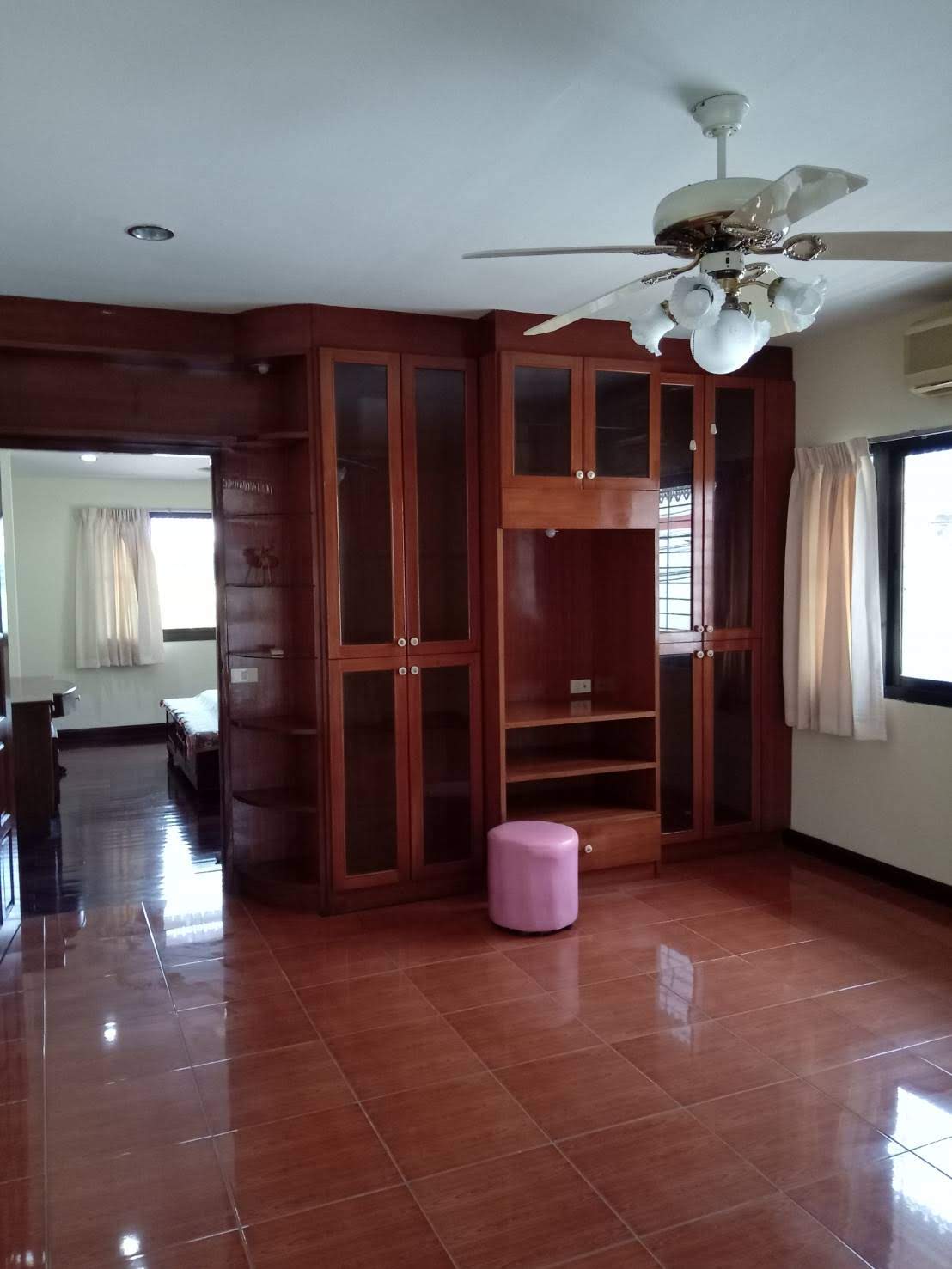 ให้เช่าทาวน์เฮ้าส์ 2 ชั้น หัวมุมถนน อยู่ในหมู่บ้าน กาญจนา ซอย จ่าบัน ศรีราชา 4 ห้องนอน 35,000 /ต่อเดือน