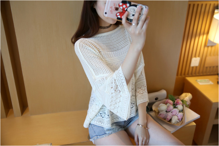 เสื้อไหมพรมสีขาว ทรงปล่อย แขนยาว เรียบๆ สวยดูดี ใส่สบาย