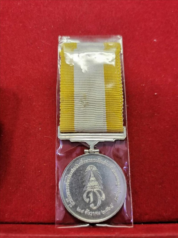 เหรียญในหลวง ร.10 ที่ระลึกสถาปนาสมเด็จพระบรมโอรสาธิราช เนื้อเงิน ปี2515 สวยมาก