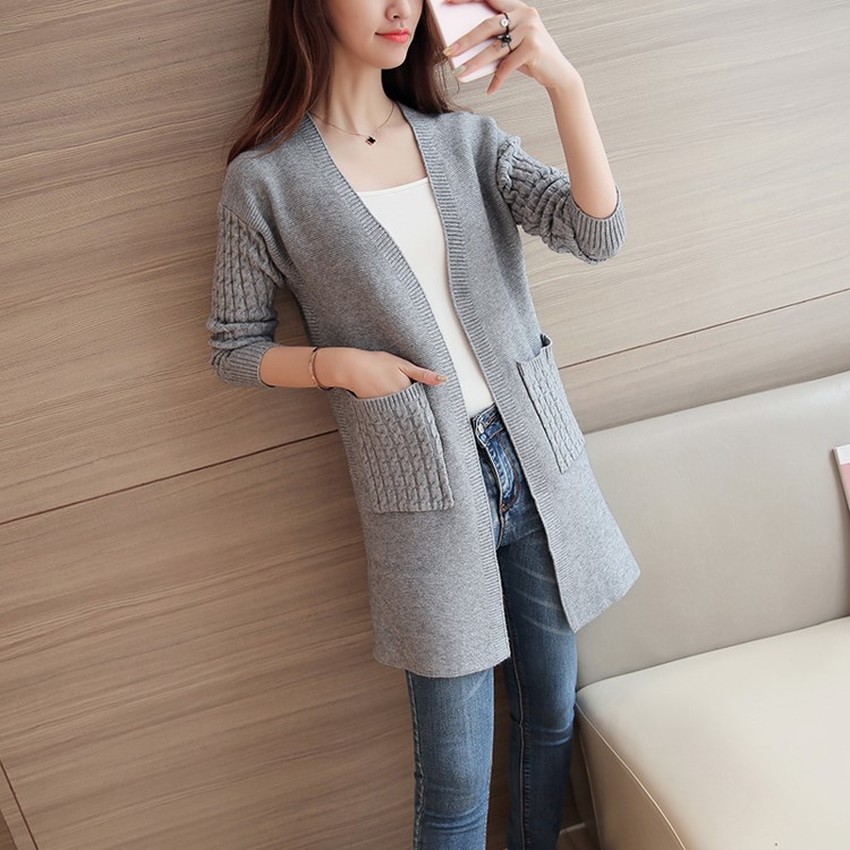 In Style เสื้อคลุมคาดิแกนไหมพรม แต่งลายริ้วเปียช่วงแขน. สีเทาอ่อน