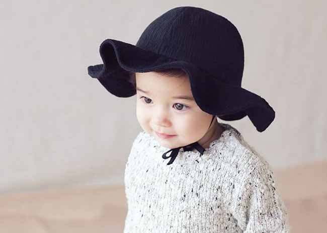 หมวกเด็กสาวน้อย ปีกกว้าง แบบเรียบๆ มีสายผูกใต้คาง