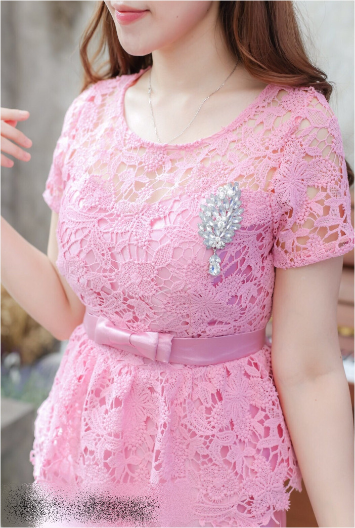 ชุดออกงาน ชุดไปงานแต่งงานสีชมพู เซตเสื้อลูกไม้แขนสั้นเอวระบาย + กระโปรงทรงเอผ้าไหมซาติน ลุคสวยหรู