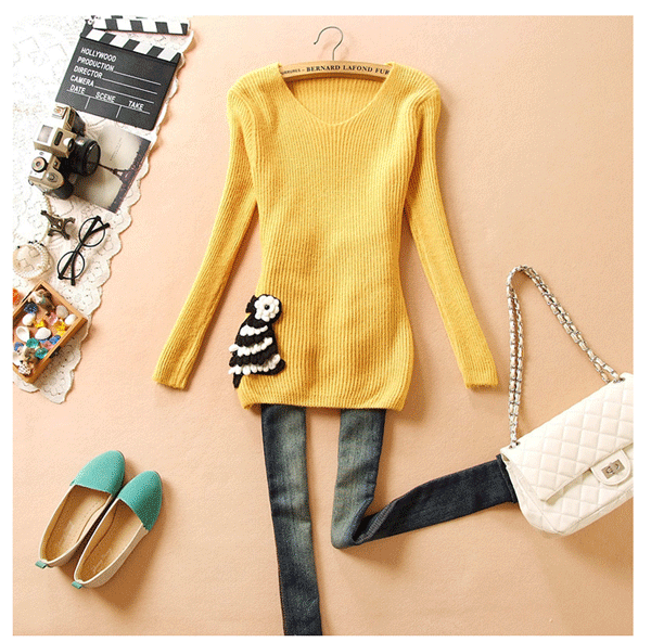 fashion เสื้อกันหนาว น่ารักๆ ผ้าไหมพรม คอวี สีเหลือง แต่งการ์ตูน ใส่เที่ยว ทำงาน