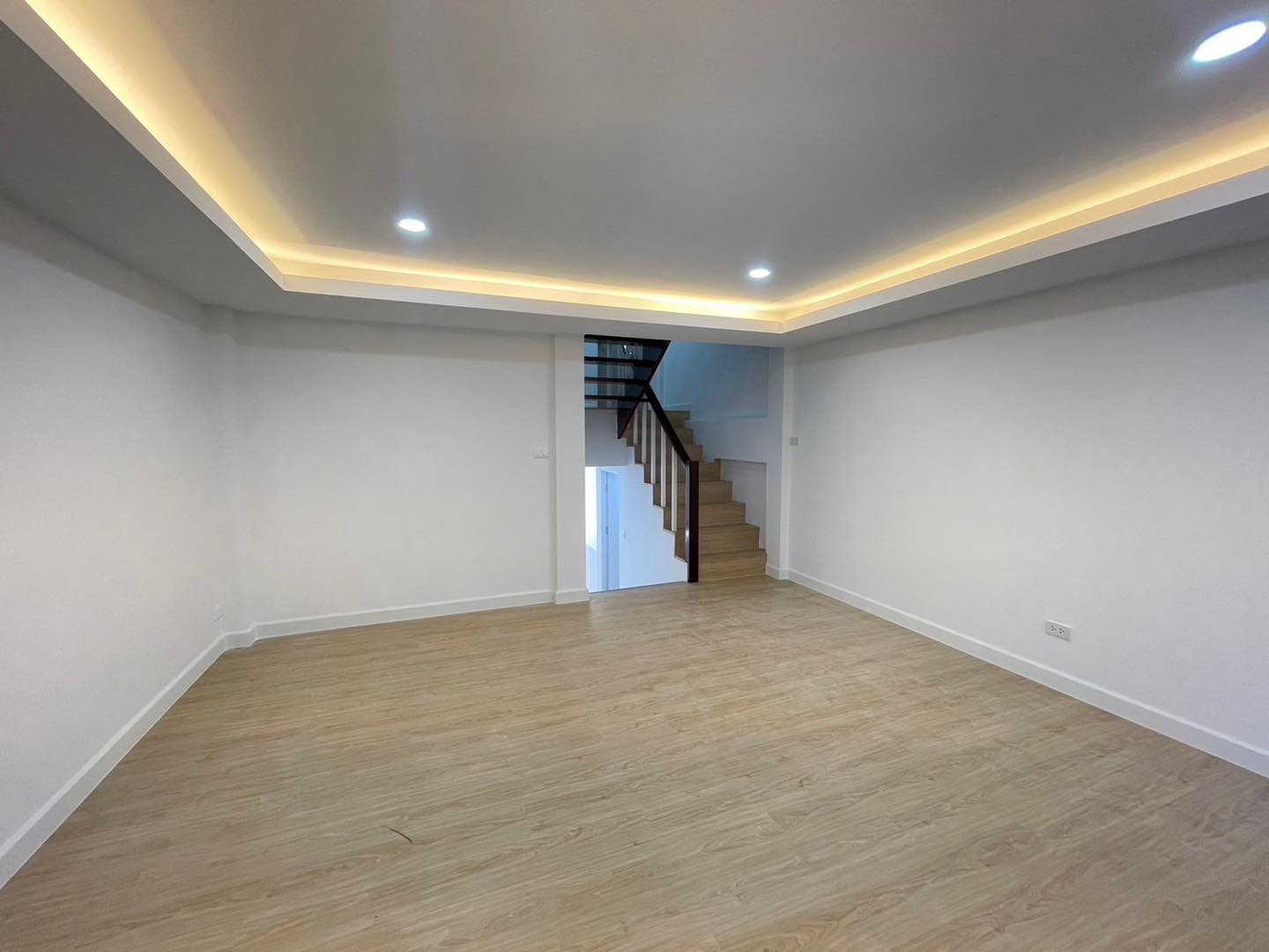 ด่วน! ทาวน์โฮม 3 ชั้น ติวานนท์ 43 ใกล้ MRT สามัคคี ✨ รีโนเวทใหม่หมดจด! ราคาพิเศษ ฿3.99 ล้าน