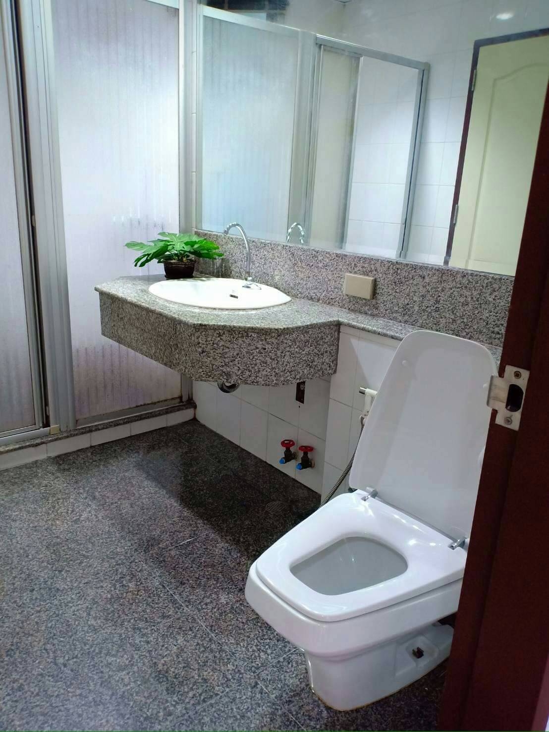 ให้เช่าคอนโด Sathorn House (สาธรเฮ้าส์) ติด BTS สุรศักดิ์ 2 ห้องนอน 1 ห้องน้ำ ชั้น 1 (R1) ห้อง 140/3 ขนาดพื้นที่ใช้สอย 56 ตรม.