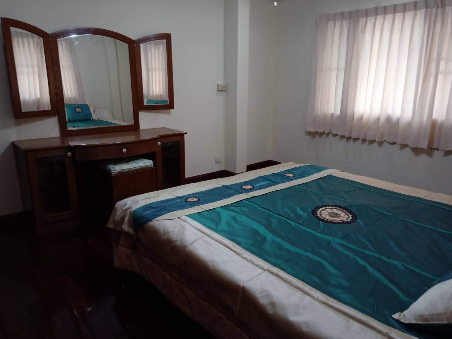 ให้เช่าทาวน์เฮ้าส์ 2 ชั้น หัวมุมถนน อยู่ในหมู่บ้าน กาญจนา ซอย จ่าบัน ศรีราชา 4 ห้องนอน 35,000 /ต่อเดือน