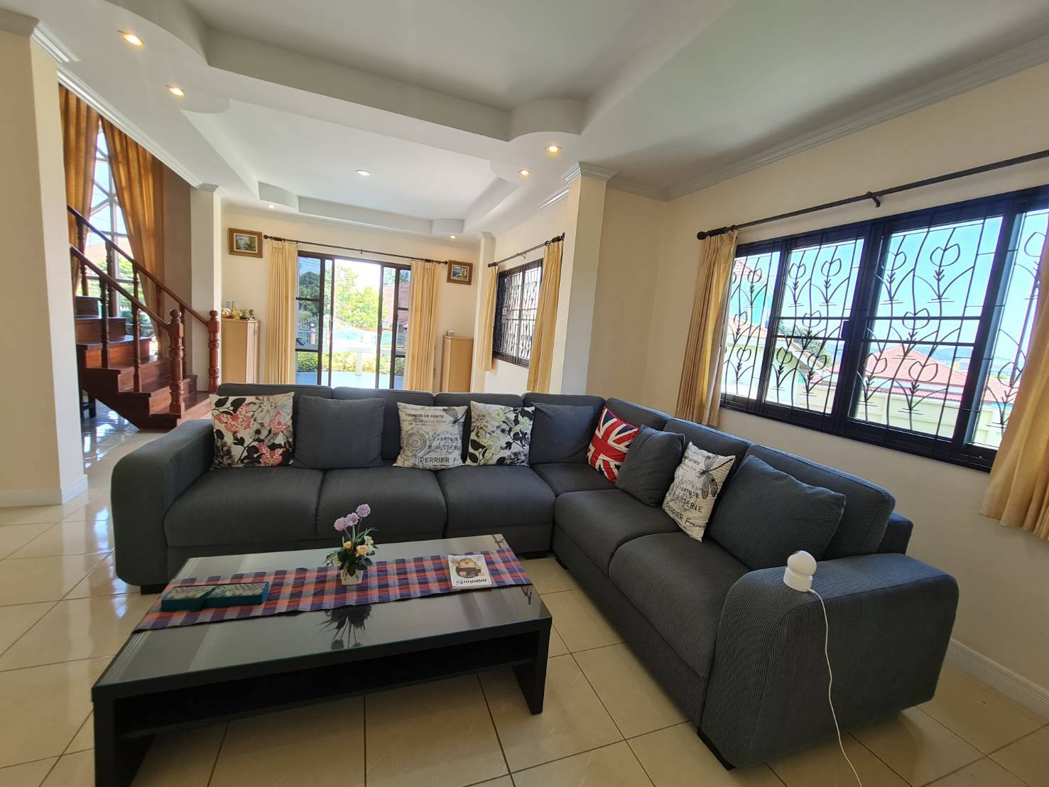 🏡 ขายบ้านเดี่ยวหลังใหญ่ วิวภูเขาล้อมรอบ หมู่บ้านพบโชคการ์เด้นฮิล (Phobchok Garden Hill) บางเสร่ – สัตหีบ