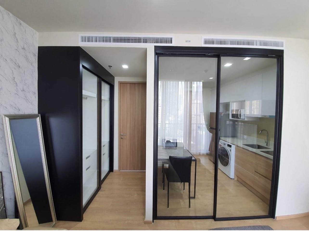 ให้คอนโด Noble Around Sukhumvit 33 (โนเบิล อราวน์ สุขุมวิท 33) ห้องแต่งครบพร้อมอยู่ 1 ห้องนอน 1 ห้องน้ำ ขนาด 30 ตรม