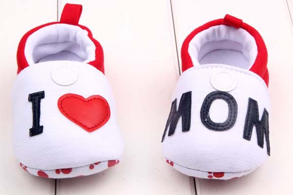 รองเท้าเด็กวัยหัดเดิน สีขาว I love MOM