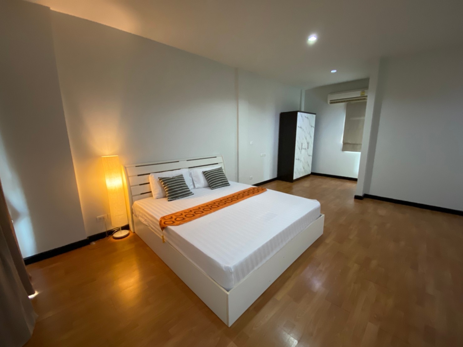 ขาย / เช่า ขายต่ำกว่าราคาตลาด** โฮมออฟฟิศ ทาวน์โฮม 3 ชั้น หมู่บ้าน The Metro Sathorn ใกล้ BTS วุฒากาศ