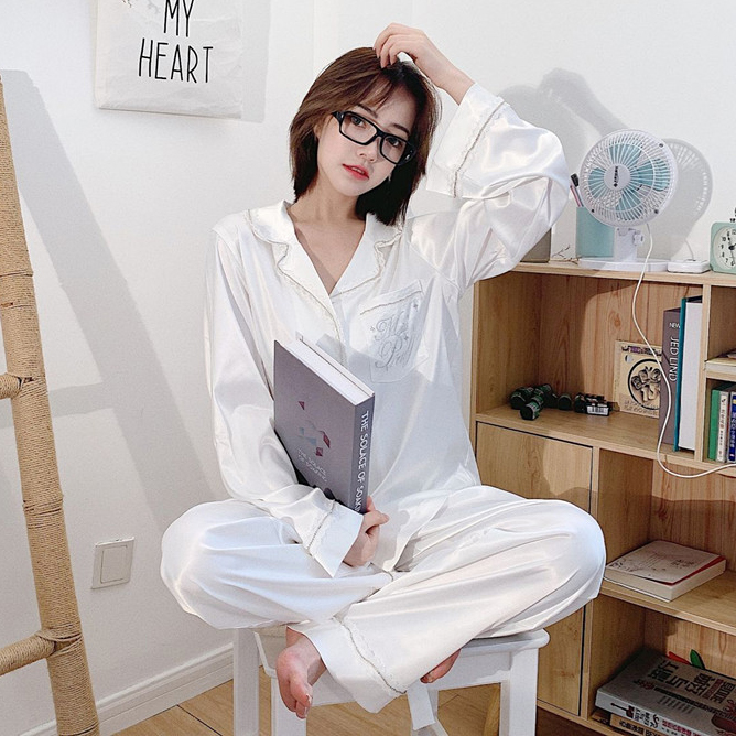พรีออเดอร์ : ชุดนอนแฟชั่นแบบสวย เสื้อแขนยาวปักลายที่กระเป๋าแบบเรียบหรู ประดับเพชรที่ชุดเก๋ไม่ซ้ำใคร (ผ้าปิดตาจำหน่ายเฉพาะสั่งซื้อพร้อมชุดนอนเท่านั้น)
