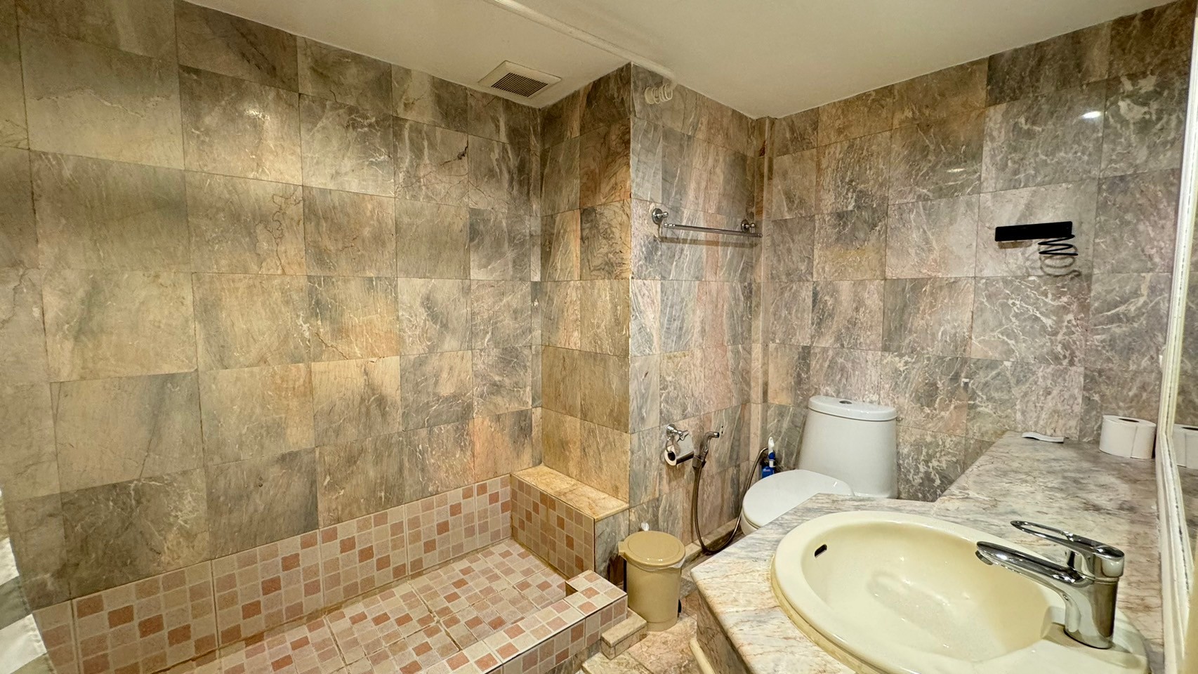 ให้เช่าคอนโด Saranjai Mansion : สราญใจ แมนชั่น Sukhumvit Soi 6 ห้องแต่งครบพร้อมเข้าอยู่ 1 ห้องนอน