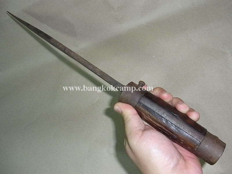 มีดเหน็บ เก่า สภาพสมบูรณ์ ยุคสงครามโลก... ใบยาว30ซม. สันหนา8มิล. ตีหนาไล่ปลายบาง สภาพสมบูรณ์.