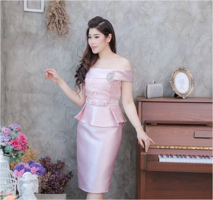 ชุดออกงาน/ชุดไปงานแต่งงานสีชมพู เปิดไหล่ ทรงเข้ารูป ลุคเรียบหรู สวยสง่า