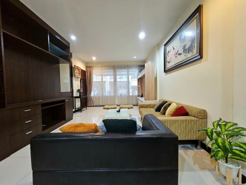 ให้เช่าทาวน์โฮม 3 ชั้น หมู่บ้านภัทรา วิลล่า 8 สตรีวิทยา 2 ซอย10 และ โชคชัย 4 ซอย78 ใกล้ โรงเรียนสตรีวิทยา 2,