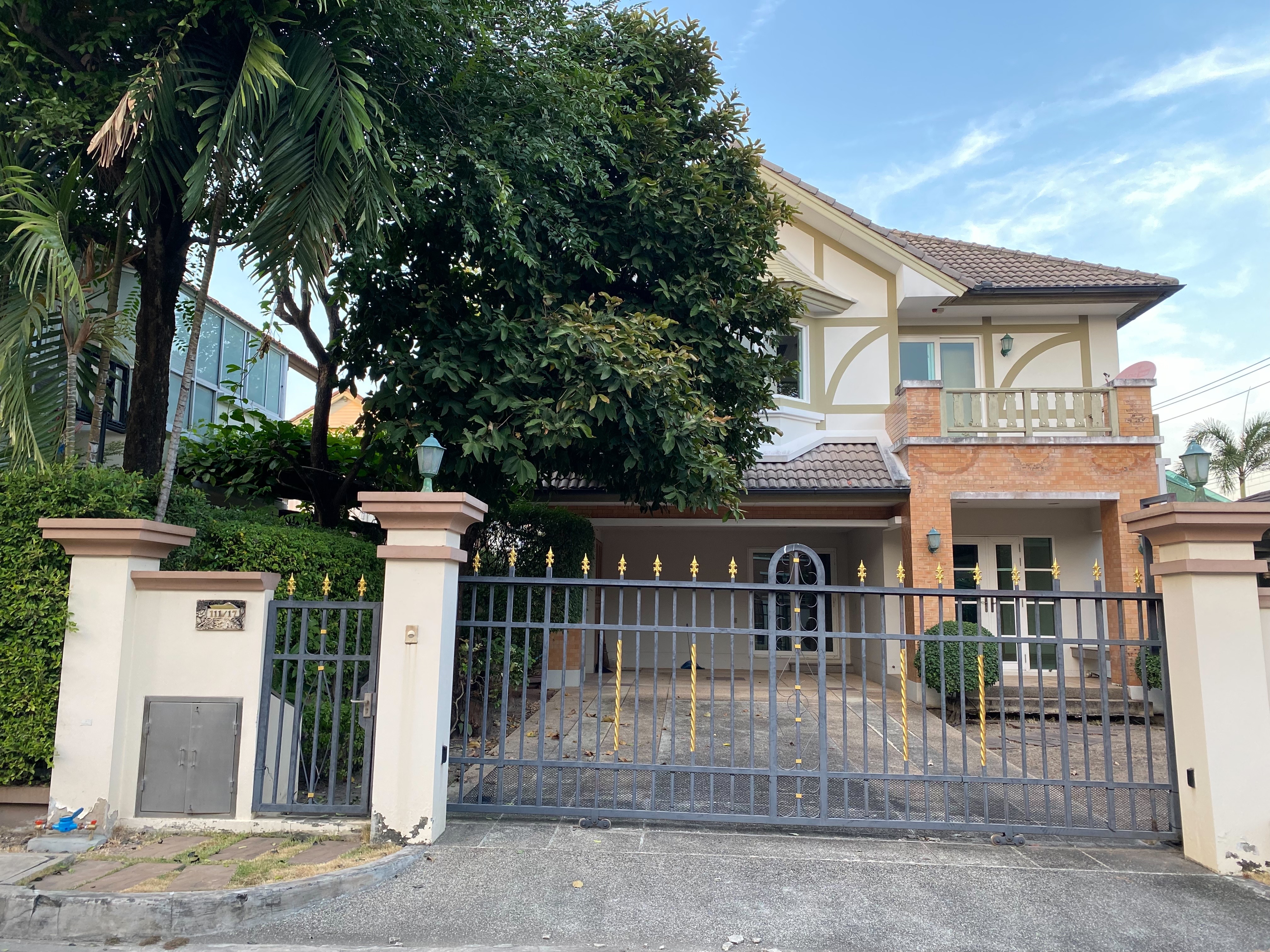 ขายบ้านเดี่ยว 2 ชั้น หลังมุม หมู่บ้าน ลัดดารมย์ วัชรพล เฟส 3 3 ห้องนอน พร้อมเรือนรับรอง (ห้องกระจก) 1 มีห้องน้ำในตัว