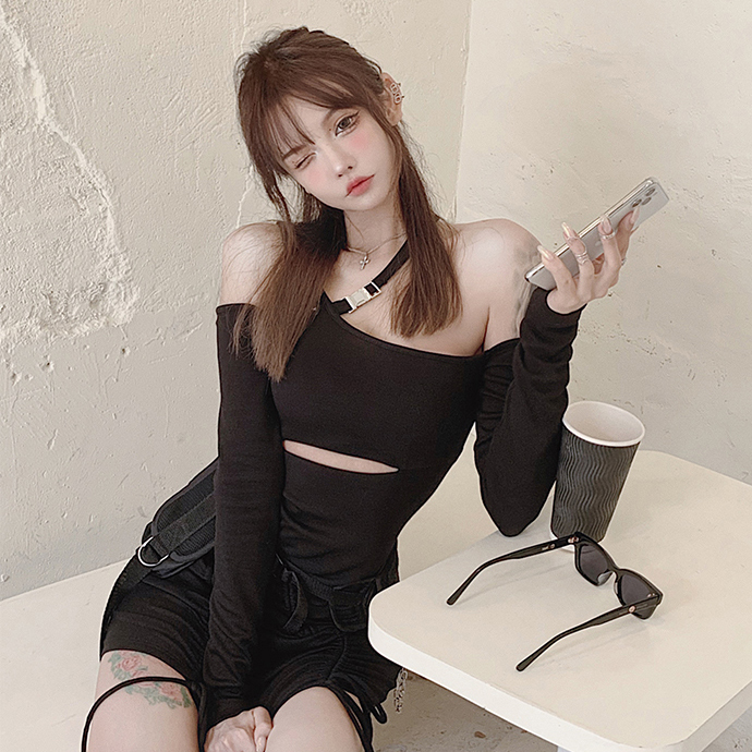 Girly Fancy Club : เดรสเข้ารูปแฟชั่นเซ็กซี่แขนยาวเปิดไหล่ แต่งสายสะพายข้างหนึ่ง ช่วงใต้อกเป็นซิปสามารถรูดเปิดได้ มีให้เลือก 2สี แบรนด์แท้